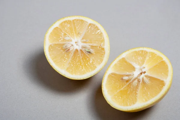 Gri Arkaplanda Limon Dilimleri — Stok fotoğraf
