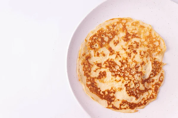 Pfannkuchen Mit Sahne Und Sauce Auf Weißem Hintergrund — Stockfoto