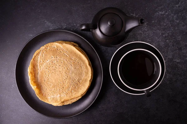Pfannkuchen Mit Butter Und Honig Auf Schwarzem Hintergrund — Stockfoto