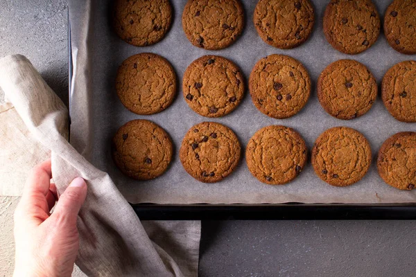 Hemlagad Choklad Chip Cookies Med Kopp Kaffe Vit Bakgrund — Stockfoto