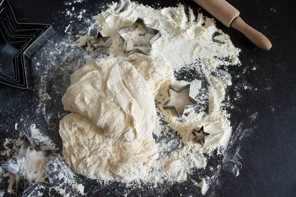 Domowe Ciasto Mąką Czarnym Tle — Zdjęcie stockowe