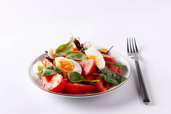 Tomatensalade Met Basilicum Eieren Wit Bord — Stockfoto
