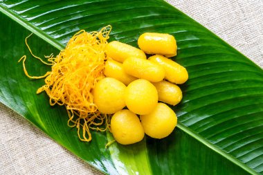 Tay tatlı - tatlı yumurta ipi ve yumurta boyunduruğu ben pişmiş topları fudge.