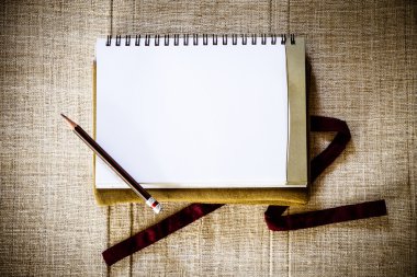Açık boş defter kalem grunge zemin üzerine