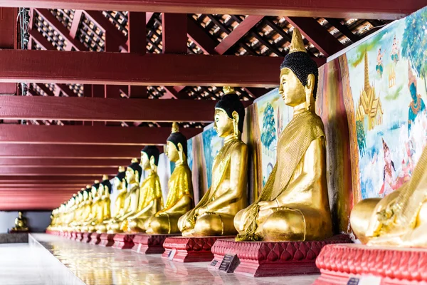 Rij van boeddhabeelden in Wat Phra Borommathat Chaiya provincie Su — Stockfoto