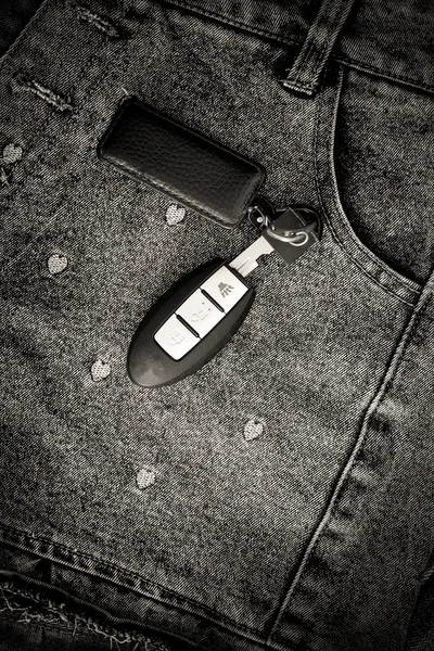 Slimme auto sleutel over meisje jeans - instargram-kleurtoon — Stockfoto