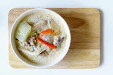 Geleneksel Tay Hindistan cevizi sütü ile tavuk ya da Tom Kha Gai çorbası