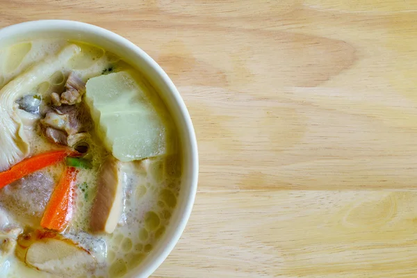 Traditionelle thailändische Suppe Kokosmilch mit Huhn oder Tom Kha Gai — Stockfoto