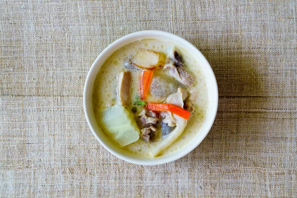 Sopa tradicional de tailandês leite de coco com frango ou Tom Kha Gai — Fotografia de Stock