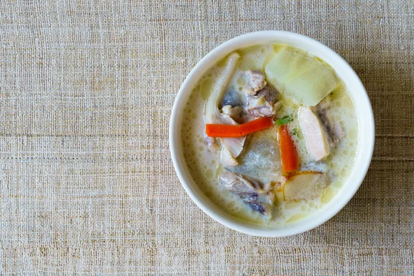 Sopa tradicional de tailandês leite de coco com frango ou Tom Kha Gai — Fotografia de Stock