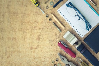 Adamın aksesuarları en iyi kopya alanı ile görüntüleyin.