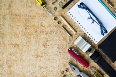 Adamın aksesuarları en iyi kopya alanı ile görüntüleyin.