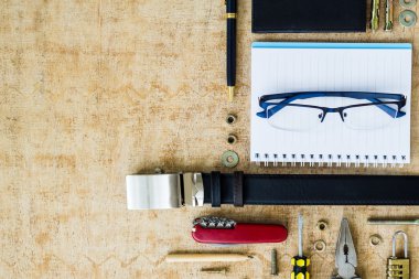 Adamın aksesuarları en iyi kopya alanı ile görüntüleyin.