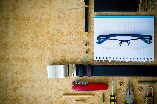 Adamın aksesuarları en iyi kopya alanı ile görüntüleyin.