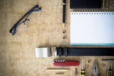 Adamın aksesuarları en iyi kopya alanı ile görüntüleyin.