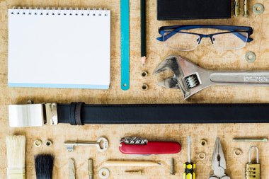 Adamın aksesuarları en iyi kopya alanı ile görüntüleyin.