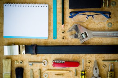 Adamın aksesuarları en iyi kopya alanı ile görüntüleyin.