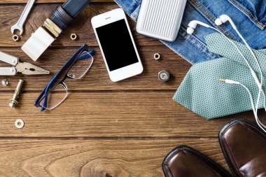 Adam aksesuarları ahşap arka plan üst üzerinde kopya alanı ile görüntüleyin. 