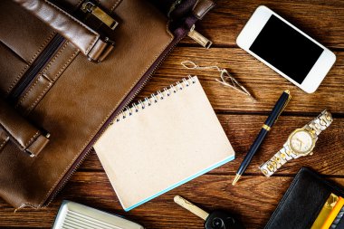 Adam aksesuarları ahşap arka plan üst üzerinde kopya alanı ile görüntüleyin.