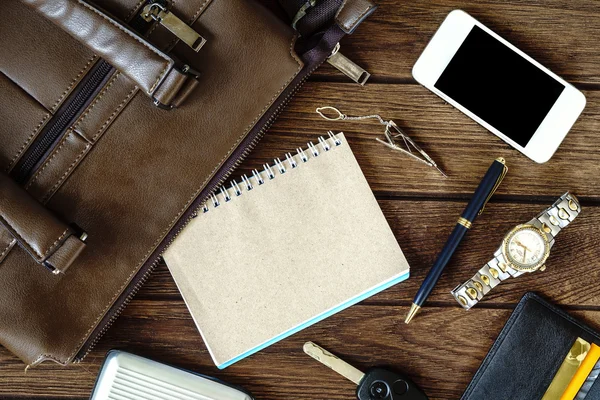 Adam aksesuarları ahşap arka plan üst üzerinde kopya alanı ile görüntüleyin.