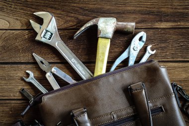 Deri çanta - İşçi Bayramı ve iş araçlarında arka plan c mücadele