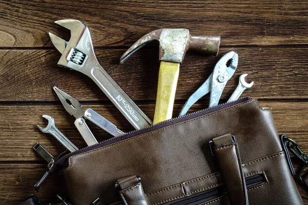 Deri çanta - İşçi Bayramı ve iş araçlarında arka plan c mücadele