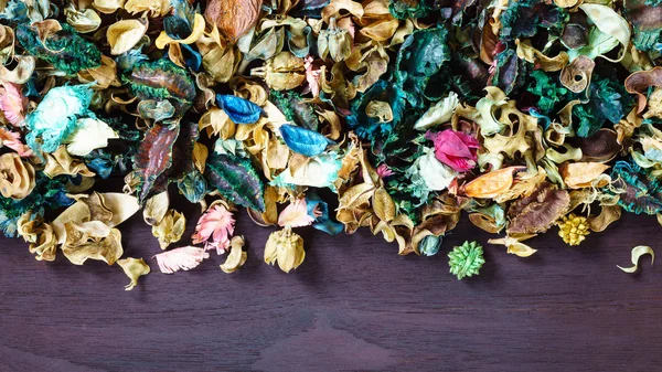 Aromatherapie-Potpourri-Mischung aus getrockneten aromatischen Blüten auf Holz — Stockfoto