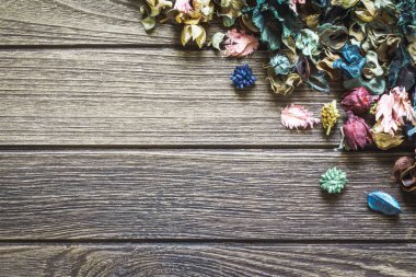 Aromaterapi potpuri kopya alanı ile ahşap arka plan üzerinde kurutulmuş aromatik çiçek karışımı