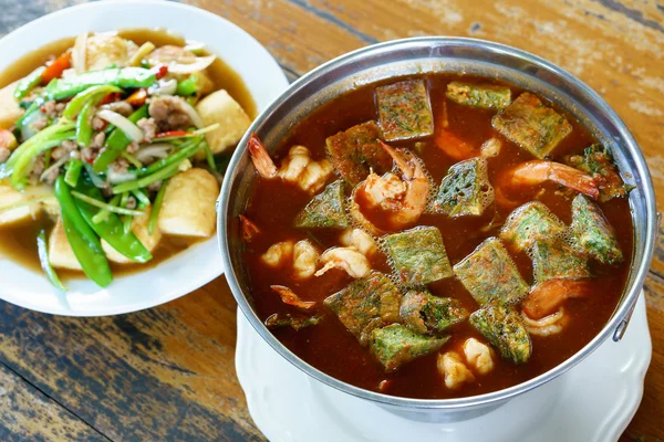Thailändisches Essen: Gewürziges und Suppencurry mit Garnelen und Gemüseomele — Stockfoto
