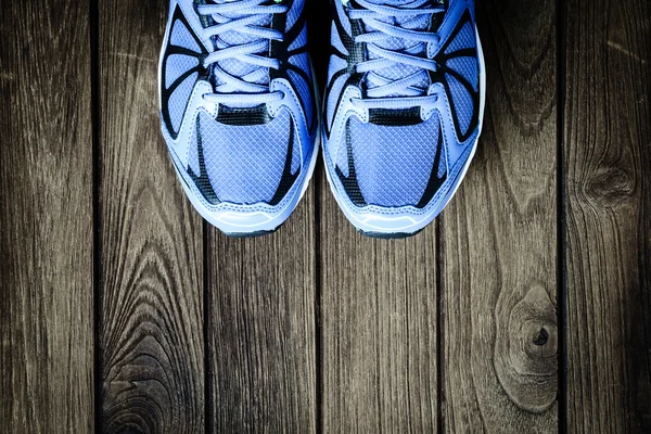 Сині кросівки на дерев'яному тлі Вид зверху — стокове фото