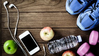 Fitness, sağlıklı ve aktif yaşam kavramı, şişe suyu,