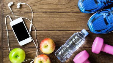 Fitness, sağlıklı ve aktif yaşam kavramı, şişe suyu,