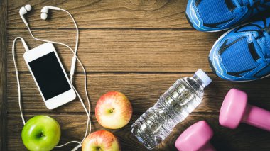 Fitness, sağlıklı ve aktif yaşam kavramı, şişe suyu,