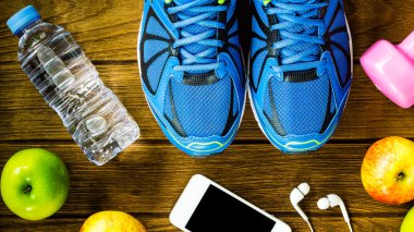 Fitness, sağlıklı ve aktif yaşam kavramı, şişe suyu,