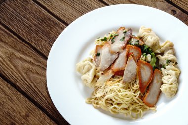 Kırmızı Barbekü domuz rostosu, hamur tatlısı, wontons ve sebze ile yumurta noodles