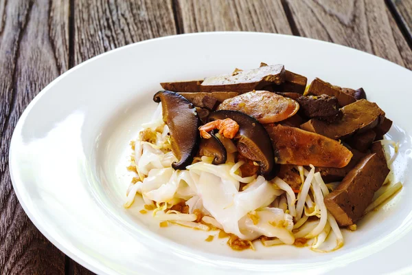Crepe de macarrão de arroz com tofu, camarão e porco — Fotografia de Stock
