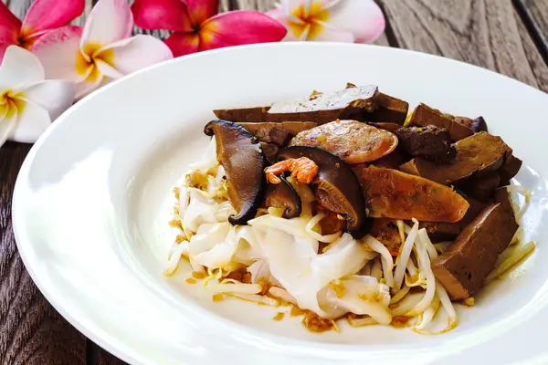 Crepe de macarrão de arroz com tofu, camarão e porco — Fotografia de Stock