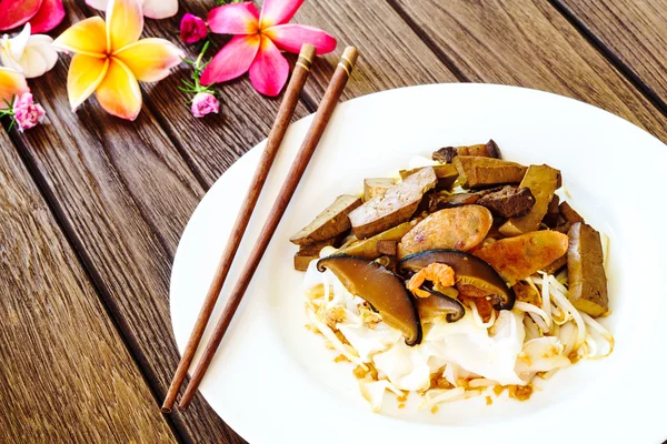 Reisnudel-Crêpe mit Tofu, Garnelen und Schweinefleisch — Stockfoto