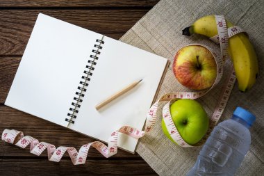 Concept, mezura, muz, elma, meyve ve w yeme sağlıklı