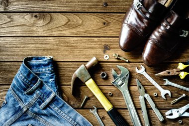 İnşaat araçları, Ayakkabı ve kot ahşap arka plan üzerinde