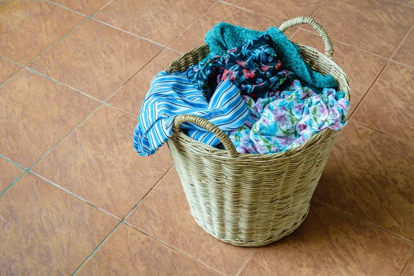 Куча грязной одежды в корзине для белья — стоковое фото
