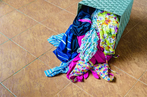 Tumpukan pakaian kotor di keranjang cuci, rumah tangga membuat kerucut — Stok Foto