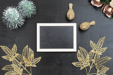 Boş ekranlı sahte karatahta, Xmas çam ağacı modelli yeni yıl hediyesi kutusu, ahşap arka planda noel süsleri, üst görünüm, sanat eserleriniz için yer kopyalama yeri
