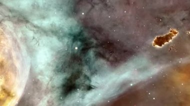 Carina Bulutsusu ya da Eta Carinae Nebulası derin uzayda keşif. 4K Uçuş 3D animasyonu. Carina Nebula yıldız sahaları ve dış uzaydaki galaksiler boyunca seyahat ediyoruz. NASA görüntüsü tarafından desteklenen elementler.