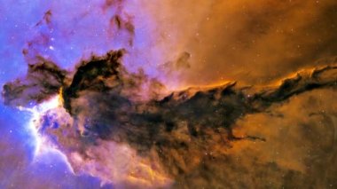 Kartal Nebulası. Uzay uçuşundan yıldız alanı Galaksi ve Nebula derin uzay keşfine. 4K 3D Uçuş 'tan Kartal Bulutsusu' na Yılan takımyıldızındaki genç açık yıldız kümesi. NASA görüntüsüyle döşenmiş.