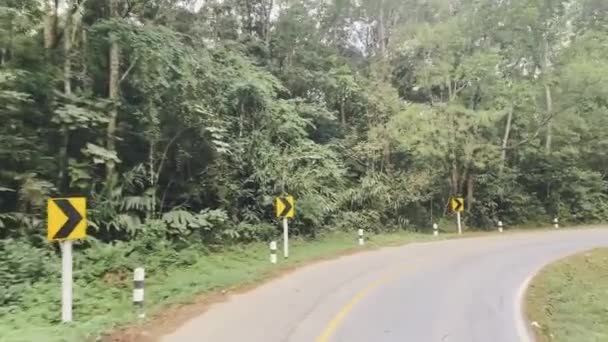 Viagem Carro Pelas Montanhas Vista Carro Rua Estrada Para Montanha — Vídeo de Stock