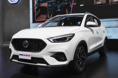BANGKOK, THAILAND - 2021 Nisan 01: Motor Show, Bangkok, Tayland 'da yeni beyaz MG SMART SUV sergisi. 114hp E85 kapasiteli 1.5 litrelik benzinli motordan güç alan MG ZS