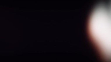 Soyut çok renkli ışık sızıntıları, lensler, flaş ışıklar, ışık ışını efekti, ışık titreşimleri ve opaklık için parlaklık veya videonuzu sızıntıyla kaplamak için ekran modu. Soyut hareket arkaplanı.