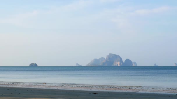 泰国克拉基铁路海滩的白色海滩和蓝色海 夏季美丽的热带海滩景色 夏日海滩 蓝天景观 — 图库视频影像