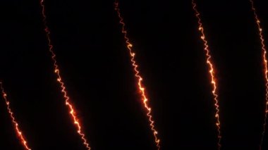 Soyut elektrik çarpma deseni, gök gürültülü fırtınanın boşalmasına neden oluyor. 4K dikey döngü çizgisi parlaklığı elektrik yıldırımı darbesi. Görsel efekt arka planı ışıklandırılıyor. VJ döngüsü.